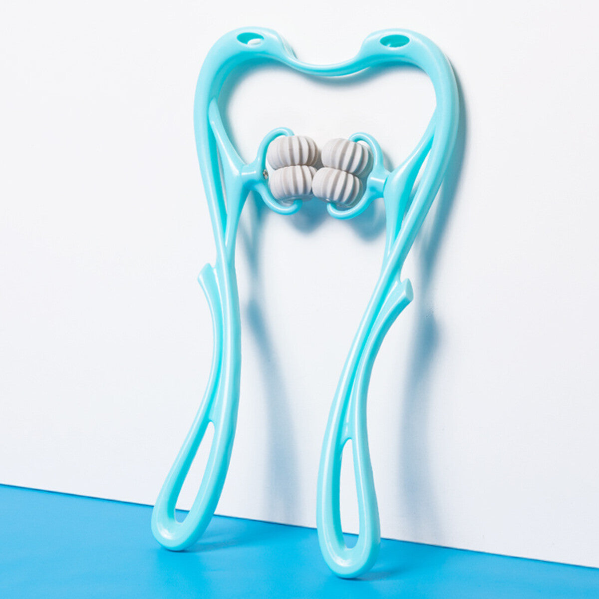 Masajeador de cuello manual azul de 6 rodillos sobre fondo azul