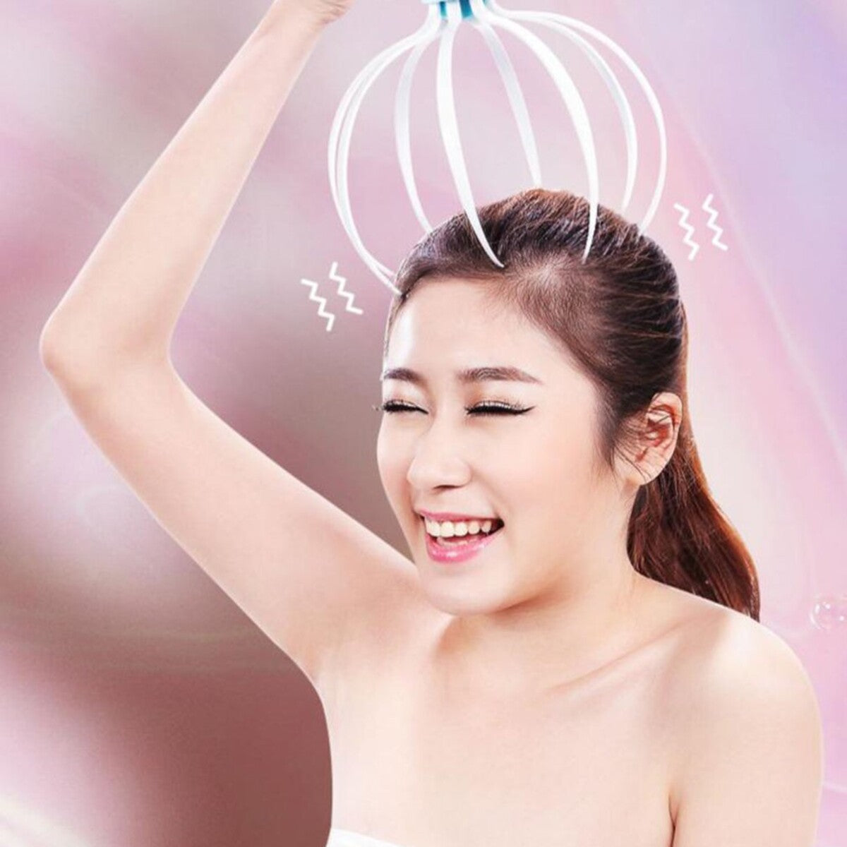 Mujer usando el masajeador de cabeza eléctrico