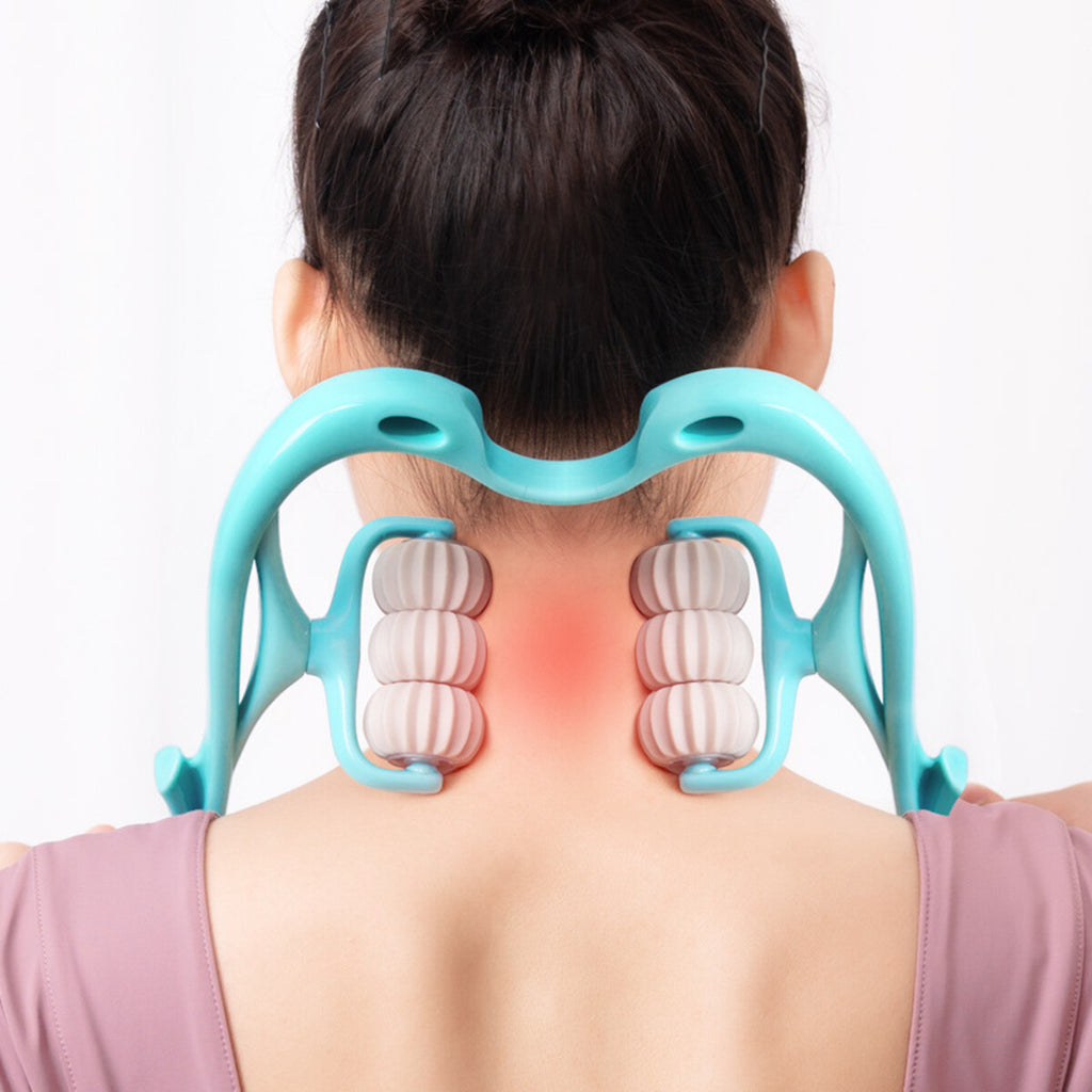 Mujer usando el masajeador de cuello manual de 6 rodillos en la nuca