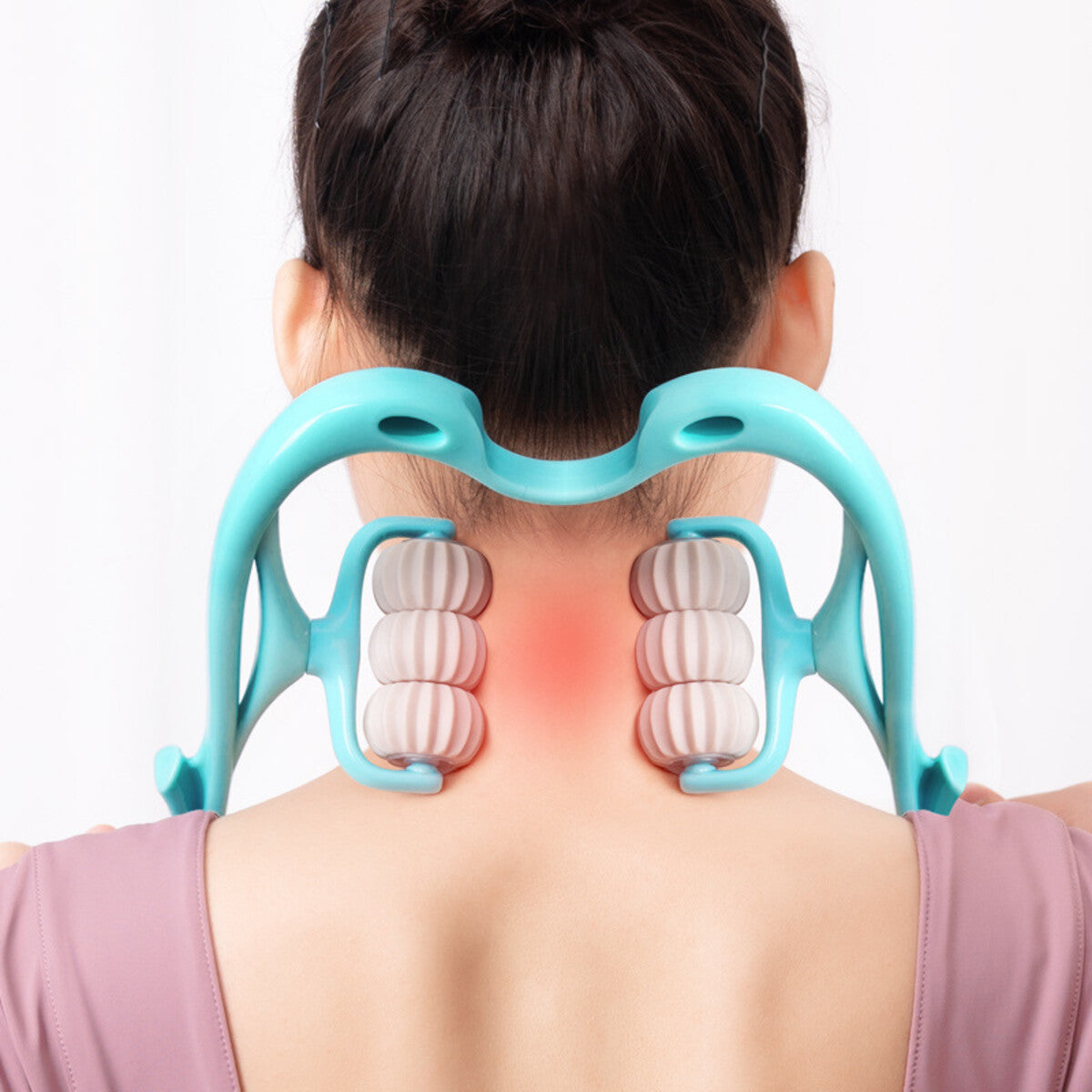 Mujer usando el masajeador de cuello manual de 6 rodillos en la nuca